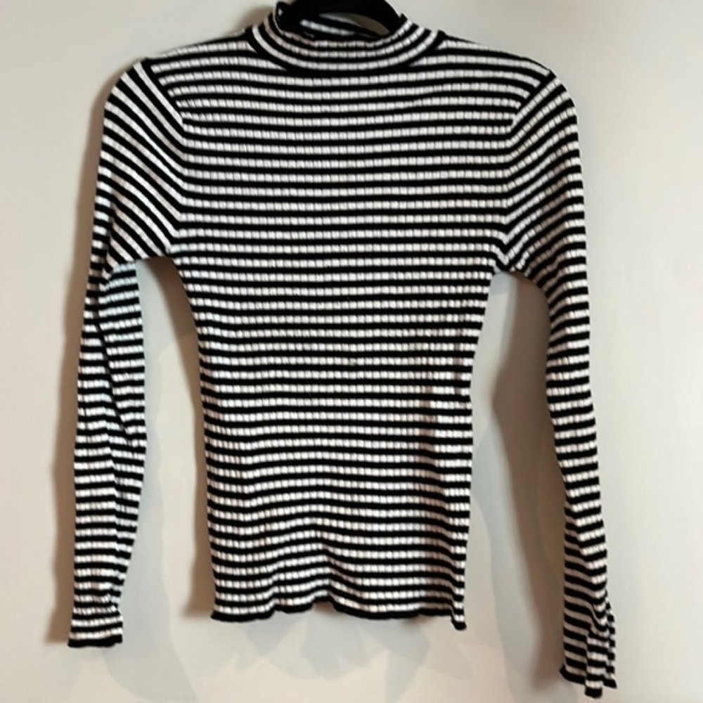 FOREVER 21 black and white striped turtle neck sweater size medium